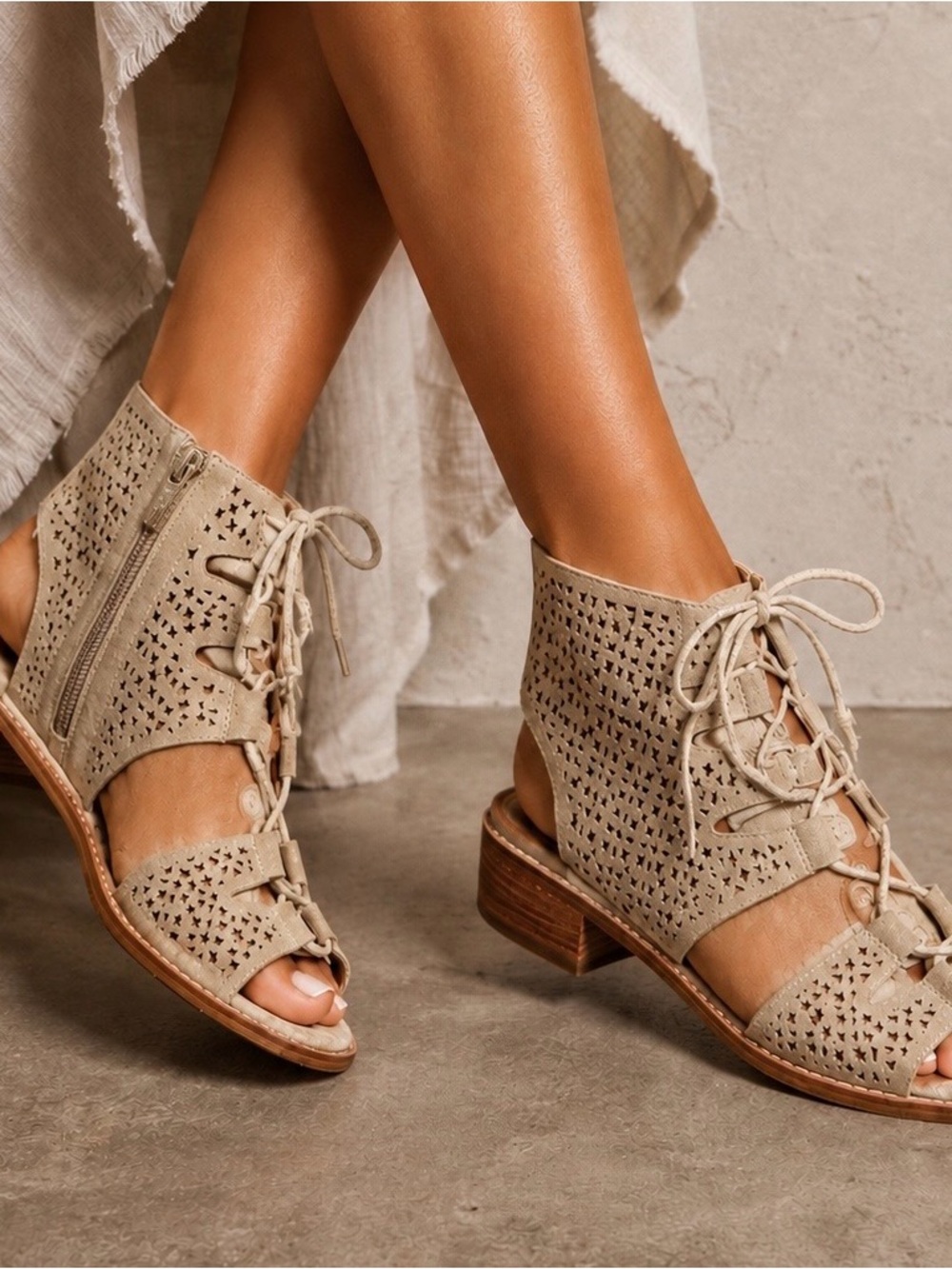 Vince Camuto Retana Tan Suede Lace Up Laser Cut Gladiator Sandals Size 8.5 Boho